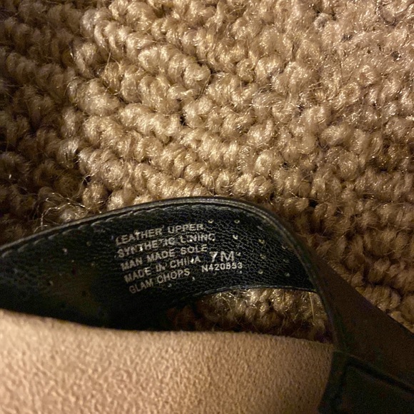 🩴Kenneth Cole Reaction flip flops with genuine leather strap and belt accent - Picture 3 of 6